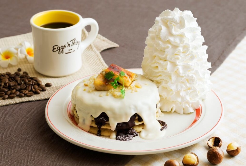 Eggs ’n Things「マカダミアナッツソースとチョコレートのパンケーキ」