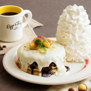 Eggs ’n Things「マカダミアナッツソースとチョコレートのパンケーキ」