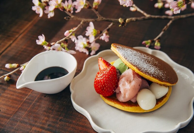 AKOMEYA食堂　どら焼きパンケーキ 抹茶と桜あん