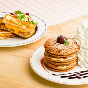 エッグスンシングス　『コナコーヒーとモンブランのパンケーキ』『カルアポークチーズサンド』 