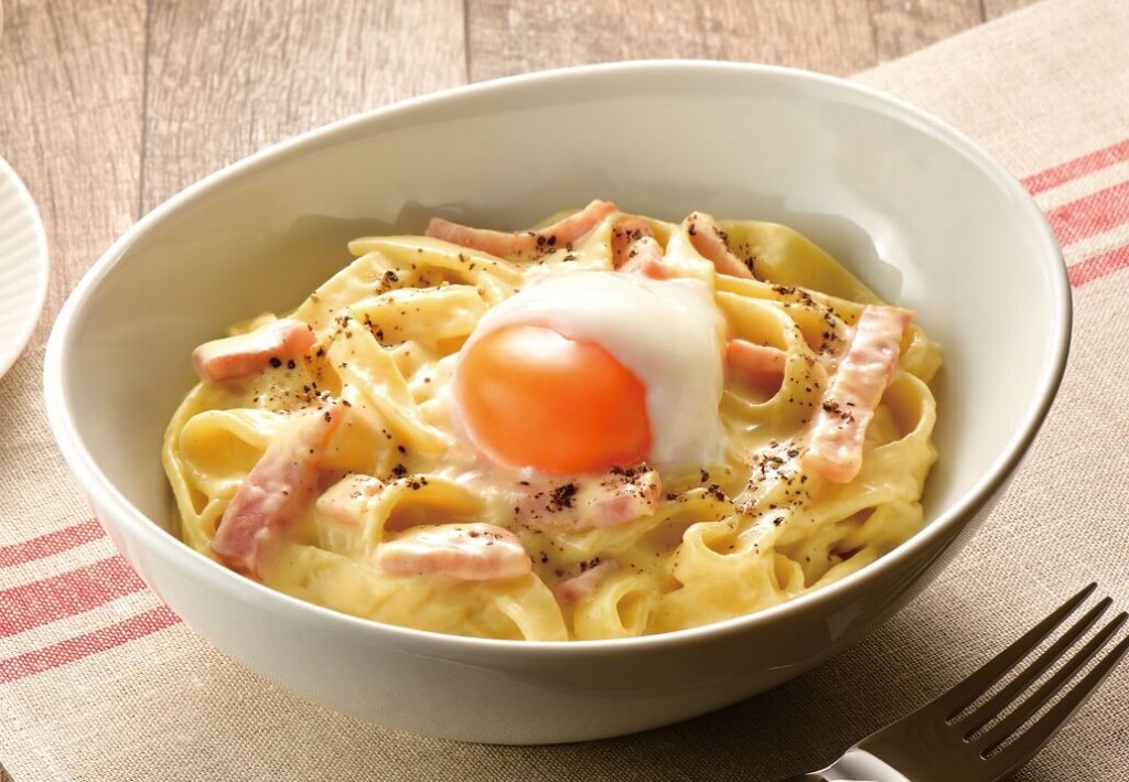 パスタ 半熟たまごと3種チーズのカルボナーラ　フィットチーネ