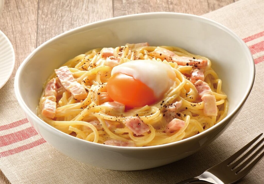 パスタ 半熟たまごと3種チーズのカルボナーラ