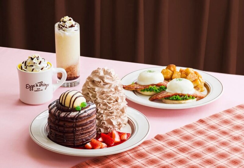 エッグスンシングス 『フォンダンショコラ&ストロベリーパンケーキ』と『イベリコ豚のメープルベーコン・エッグスベネディクト』