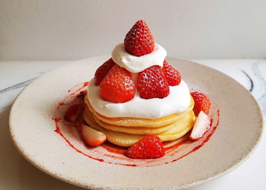 ミカサデコカフェ　あまおうのショートケーキ風パンケーキ