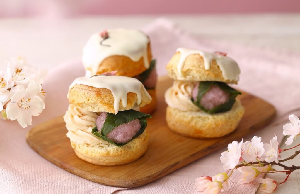 桜餅とあまおう苺バタークリームのスコーンサンド